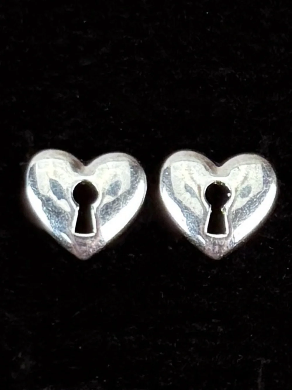 Beautiful vintage, Silvertone heart keyhole pierced earrings